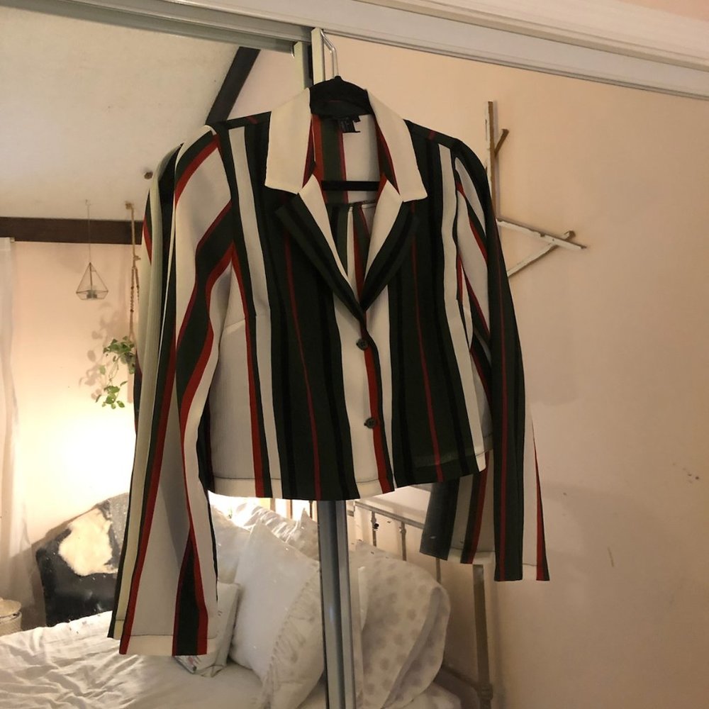 Contemporary Trendy Cropped V-Neck Button Up